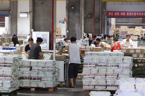 D:！！！2020！?。⌒麄鞴ぷ魑母?！8.25湖北新華戰(zhàn)高溫、斗酷暑  全力保障全省教材教輔發(fā)運（報發(fā)行觀察、新聞出版廣電報）?0秋物流發(fā)運照片8.26新增圖片IMG_4342.JPG.JPG
