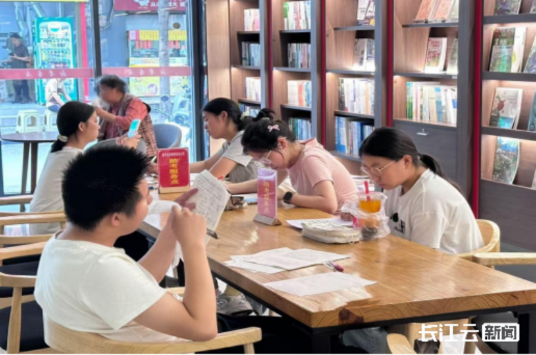 （長江云）湖北省新華書店暖心護航 助力學子執(zhí)筆逐夢792.png
